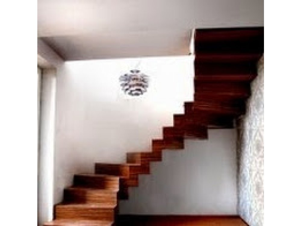 Nowoczesne schody dywanowe drewniane. Schody wykonane w sposób pozwalający na utrzymywanie stabilnoś...